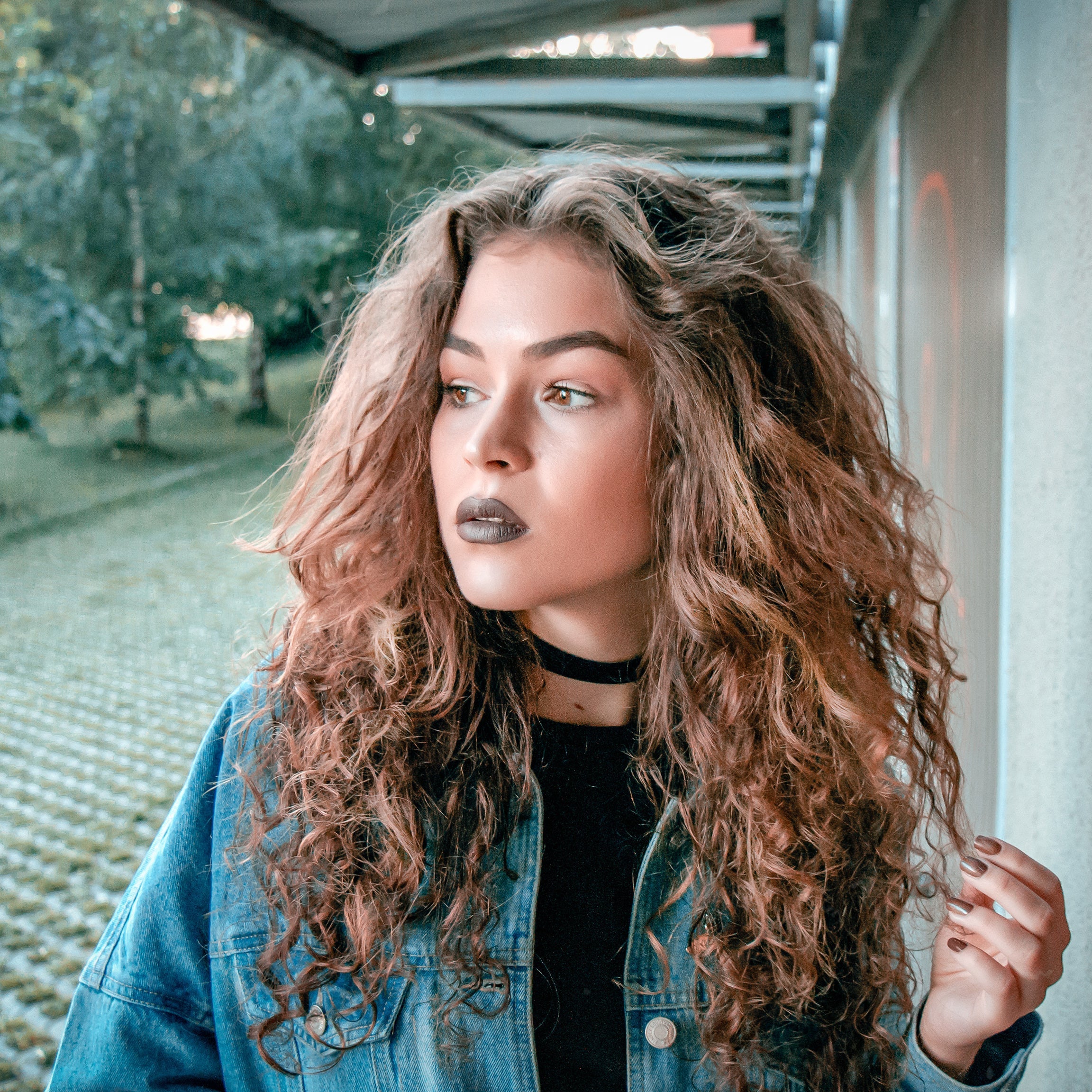 files/long-curly-hair-and-dark-lipstick.jpg